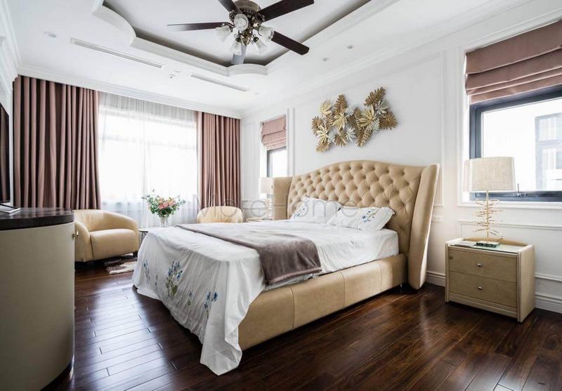 Không gian trang nhã với những nội thất: giường ngủ, tap đầu giường, rèm cửa, kệ tivi, bàn ghế đơn bố trí hiệu quả